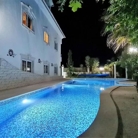 Silver Coast Pool & * Arnal